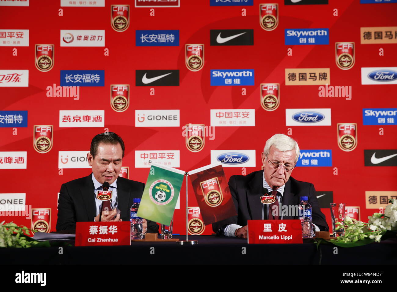 Marcello Lippi, destra, appena nominato allenatore della nazionale cinese  di calcio, e Cai Zhenhua, ex tabella cinese giocatore di tennis e presi  Foto stock - Alamy