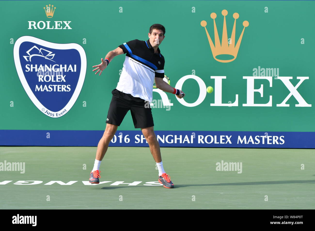 Federico Delbonis di Argentina restituisce un colpo a Kyle Edmund del Regno Unito nel loro primo incontro degli uomini singoli durante il 2016 Shanghai Foto Stock