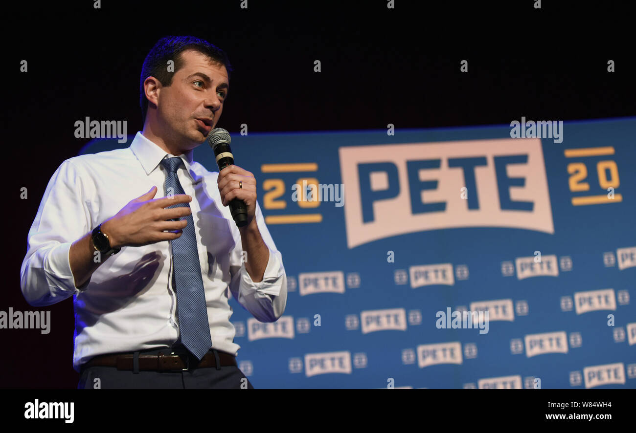 Orlando, Stati Uniti. 07 Ago, 2019. 7 agosto 2019 - Orlando, Florida, Stati Uniti - South Bend, Indiana sindaco e candidato presidenziale democratico Pete Buttigieg parla a un evento popolare presso il Plaza Live il 7 agosto 2019 a Orlando, Florida. Credito: Paul Hennessy/Alamy Live News Foto Stock