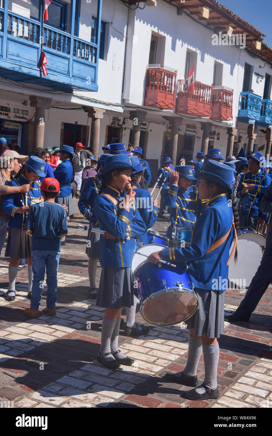 Marching Band durante il giorno di indipendenza nella Plaza de Armas, Cusco, Perù Foto Stock