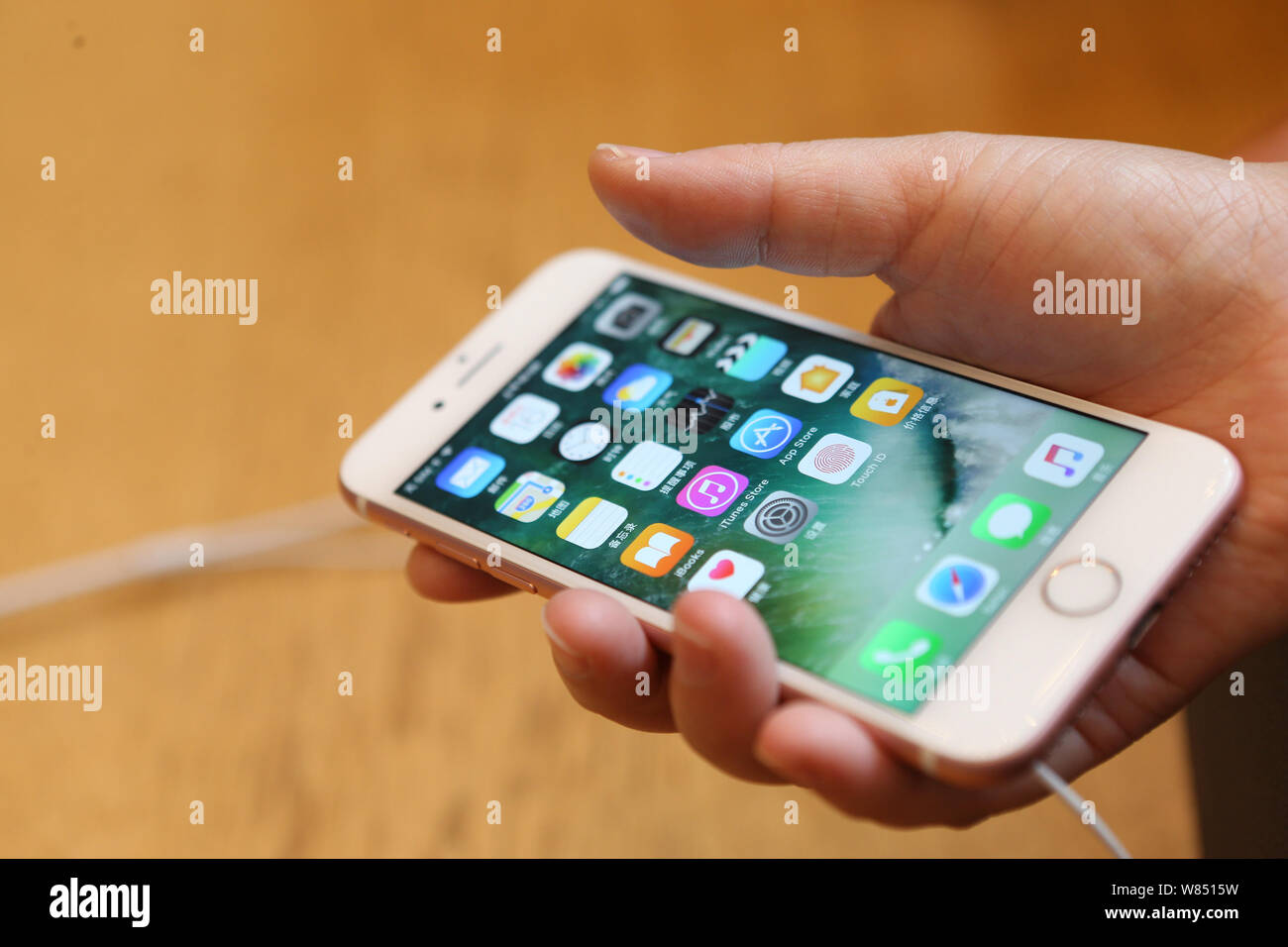 Un cliente tenta di eseguire un iPhone 7 smartphone a un Apple Store in Cina a Shanghai, 16 settembre 2016. Apple Inc fan da Sydney a Shanghai, il firs Foto Stock
