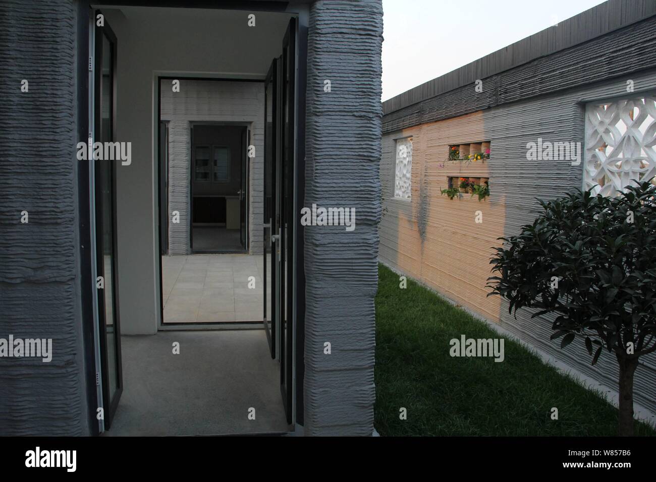 Vista interna di uno dei due 3D-ville stampato nella città Binzhou, est della Cina di provincia di Shandong, 22 settembre 2016. Due 3D-stampati ville furono unv Foto Stock