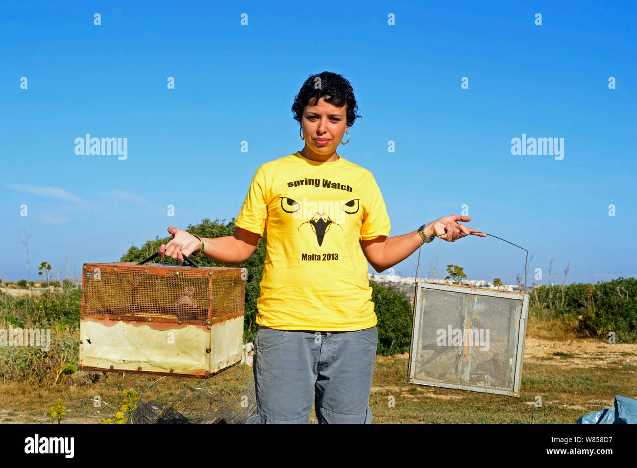 BirdLife Malta ufficiale con sequestrati tortore (Streptopelia turtur) e cattura di oggettistica in seguito a un raid della polizia illegale sito di cattura, durante BirdLife Malta Springwatch Camp, Malta, aprile 2013 Foto Stock