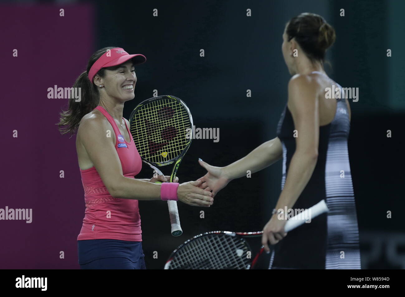 La svizzera Martina Hingis, sinistra e Jelena Jankovic della Serbia agitare le mani per festeggiare dopo aver sconfitto Viktorija Golubic della Svizzera e ho Foto Stock