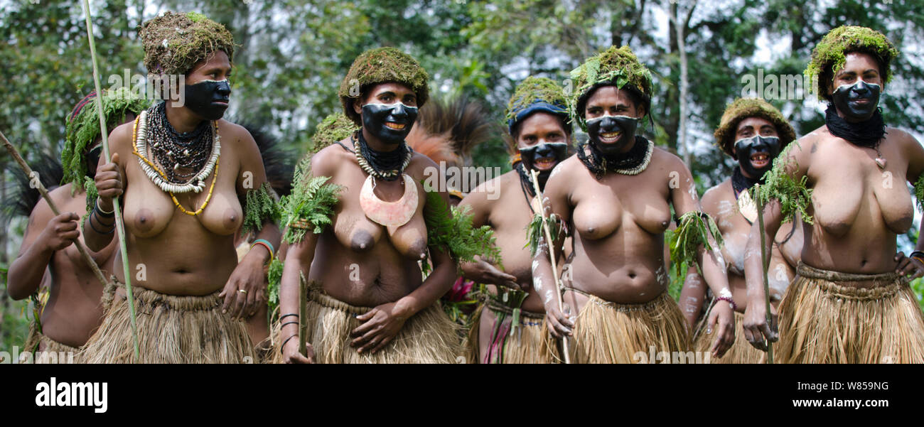 Highland donne con nero a facepaint Paiya Show o cantare-sing, Highlands Occidentali, Papua Nuova Guinea. Agosto 2011 Foto Stock