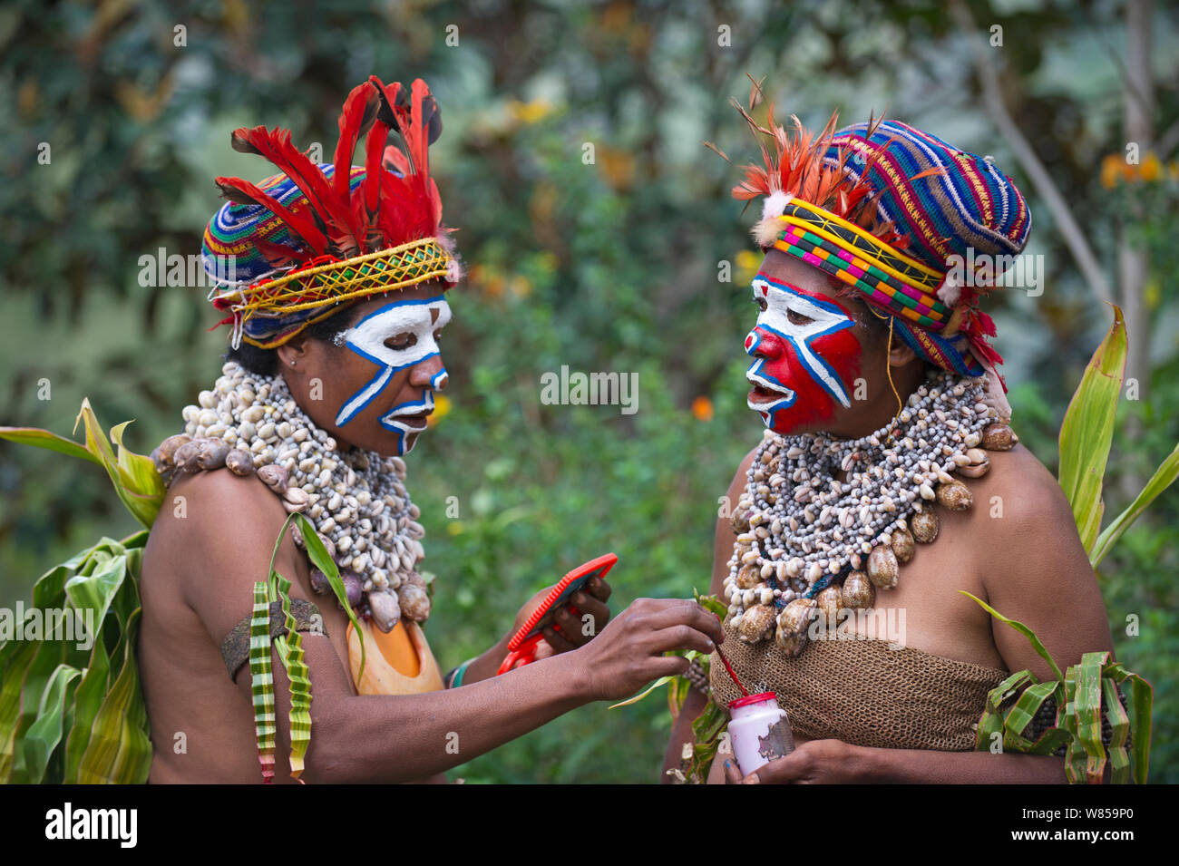 Paiya Sing-sing i membri del gruppo la preparazione per la Paiya mostra di pittura, faccia, Highlands Occidentali, Papua Nuova Guinea, Agosto 2011 Foto Stock