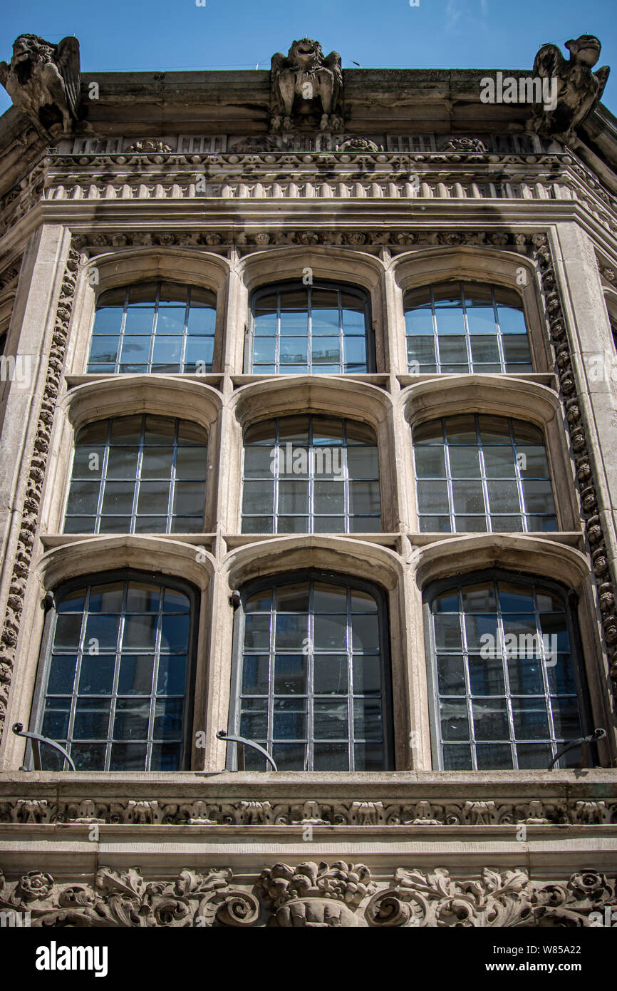 Una banca di ornati di windows a due Temple Place, Londra. Foto Stock