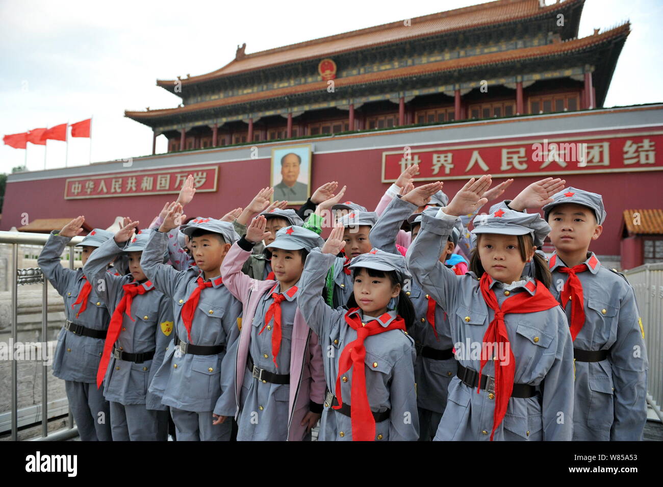 Gli alunni cinesi vestito in 'Red Army costumi salutate davanti alla tribuna di Tiananmen a Pechino in Cina, 27 settembre 2016. Un gruppo di giovani studen Foto Stock