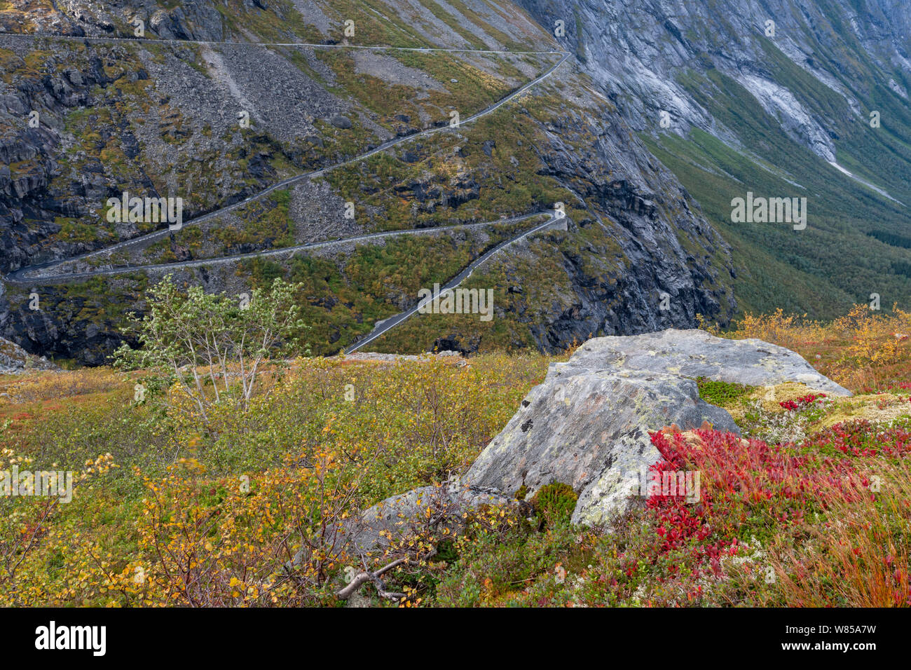 Il paesaggio di Trollstigen dal National tourist road (Nasjonal turistveg), strada 63, in Rauma, More og Romsdal, Norvegia. Settembre 2012 Foto Stock