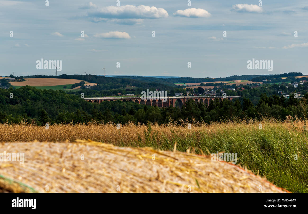 Vista Gotltschtalbrucke ponte con Netzschkau la città e il bellissimo paesaggio collinare sullo sfondo da prato vicino villaggio Reinsdorf in Germania Foto Stock
