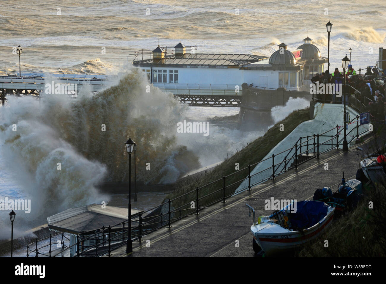 Alte onde rizzatura Cromer lungomare e il molo durante la mareggiata., Norfolk, Inghilterra, Regno Unito. Dicembre 2013. Foto Stock