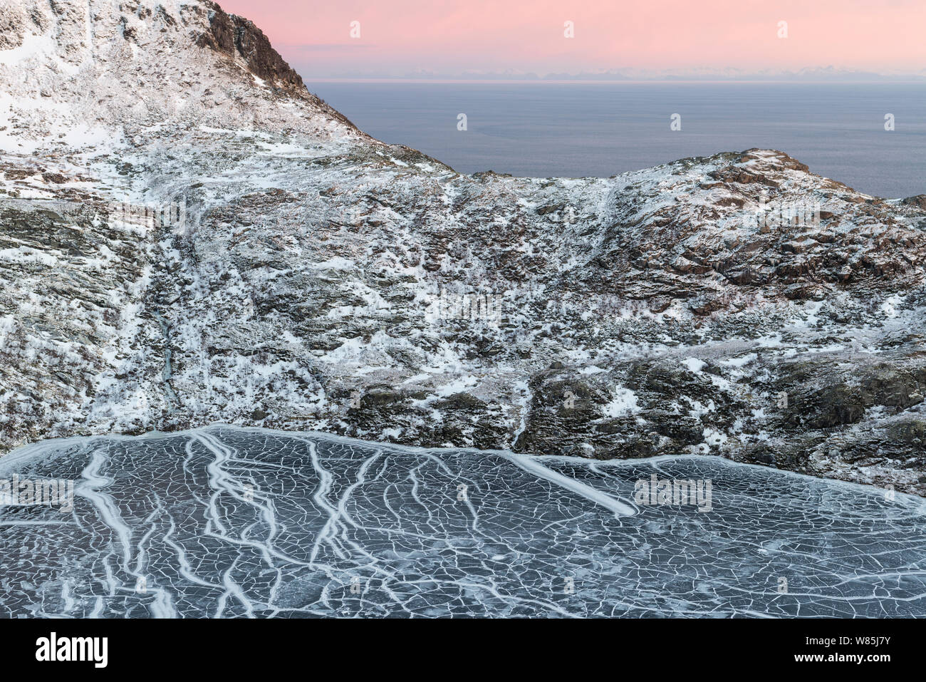 Modello di ghiaccio sul costo di Moskenes, Lofoten, Nordland, Norvegia. Gennaio 2014. Foto Stock