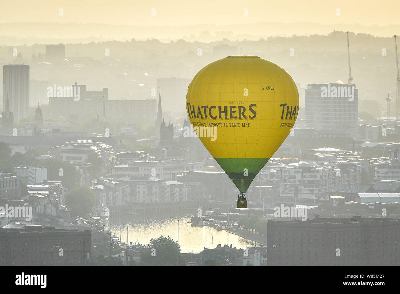 Un palloncino galleggia sopra la città nel primo giovedì mai salita di massa a Bristol International Balloon Fiesta, dove centinaia di palloncini sono sperando di sorvolare il weekend di tempeste previsto al di sopra del Regno Unito. Foto Stock