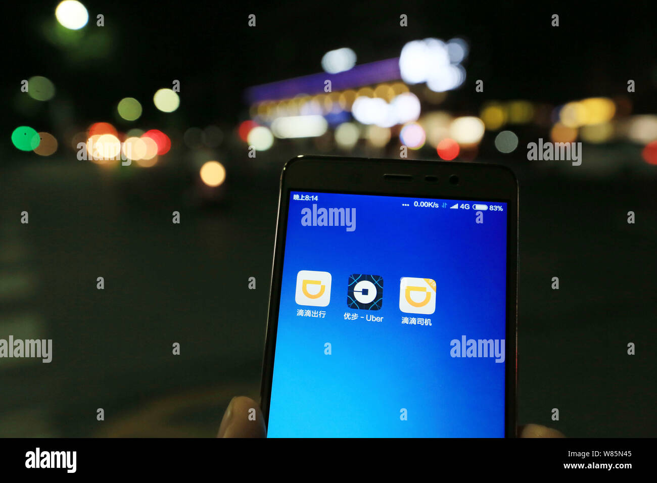 --FILE--un cinese telefono cellulare utente guarda le icone delle applicazioni mobile di taxi-salutando apps Didi Chuxing, sinistra e Uber, centro, sul suo smartphone Foto Stock