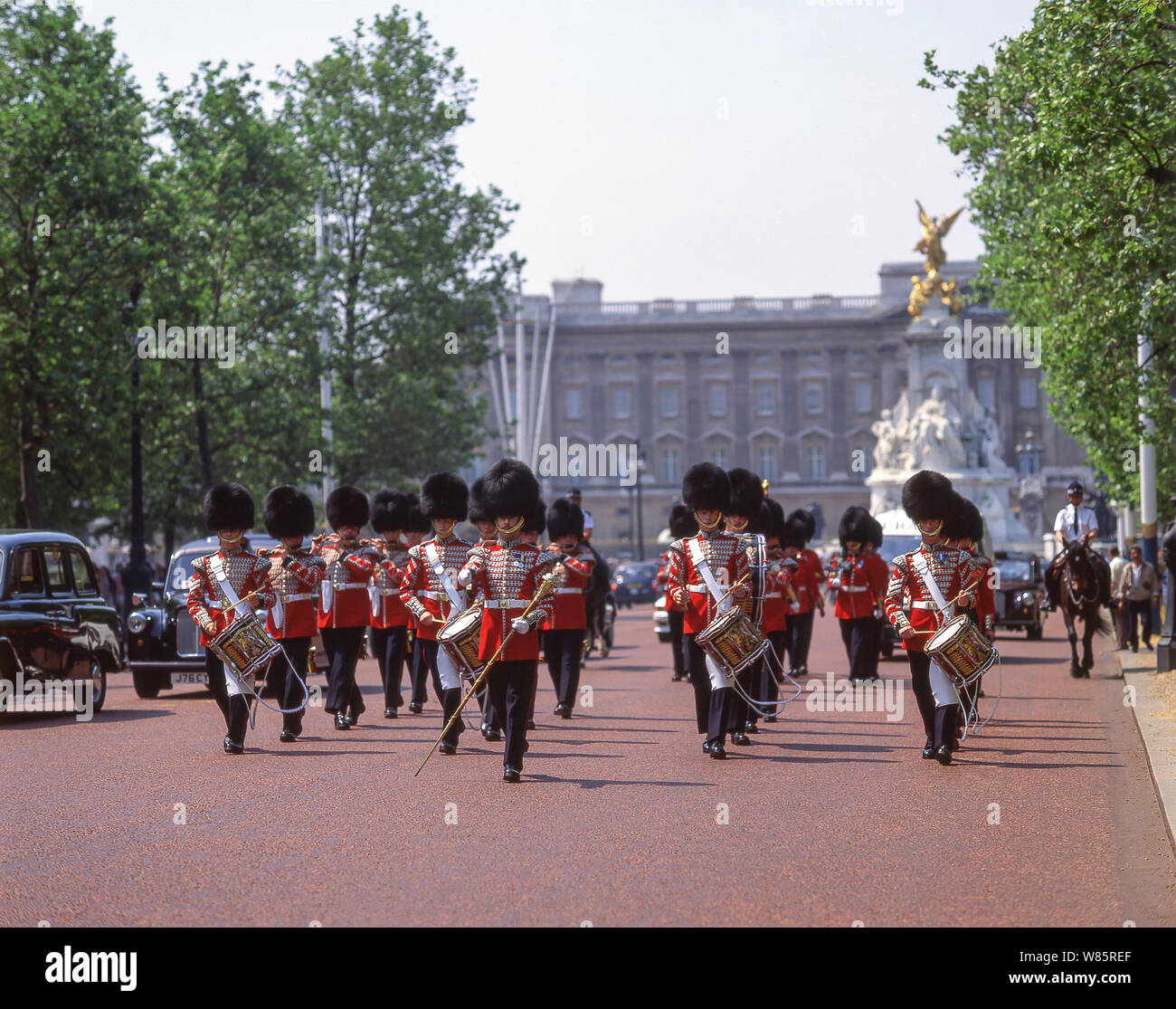 Royal Granatiere guardie Marching Band sul Mall, City of Westminster, Greater London, England, Regno Unito Foto Stock