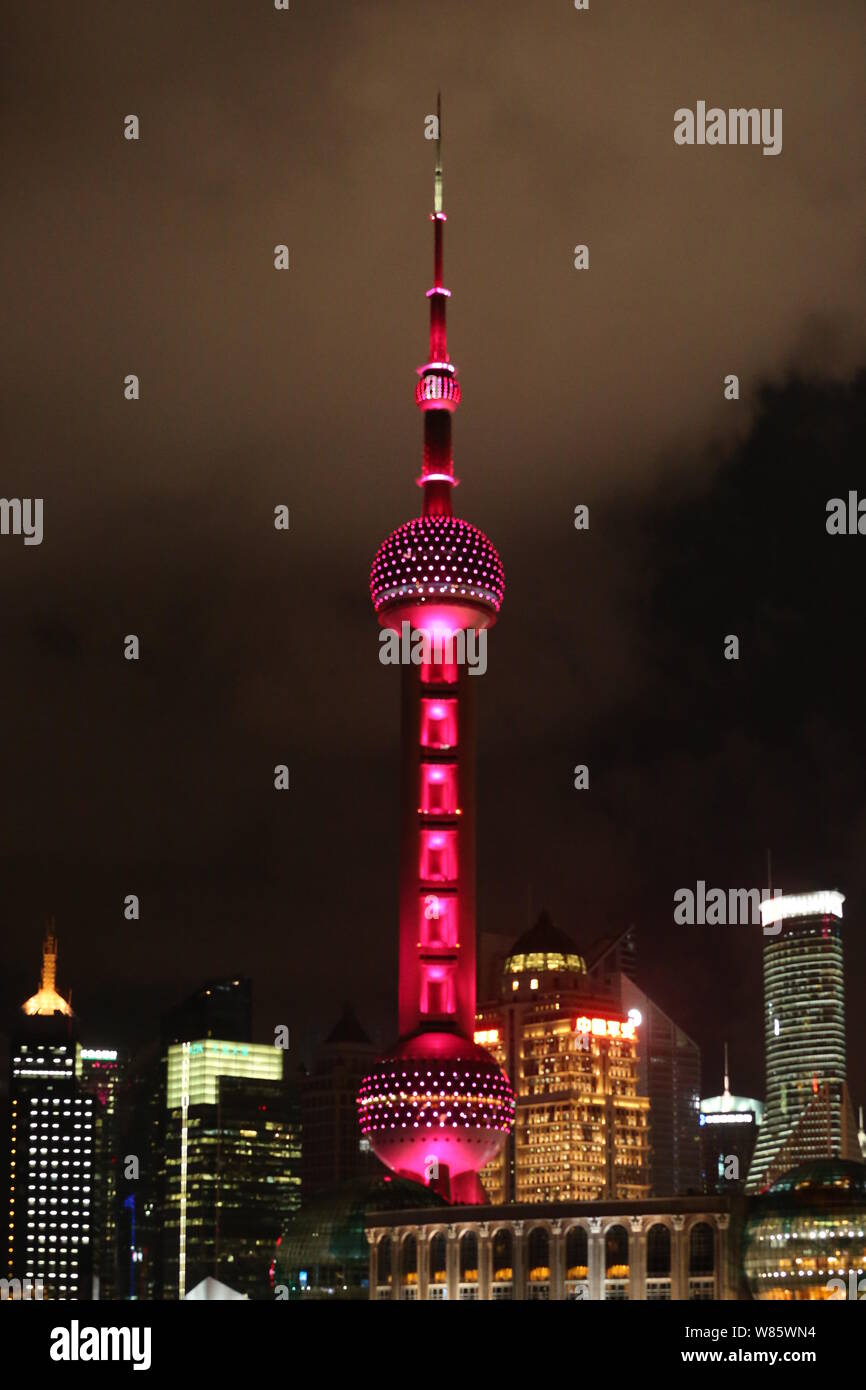 La Oriental Pearl TV Tower è illuminato in rosso accanto agli altri grattacieli per celebrare Shanghai subacqueo nativo Wu Minxia vincendo il sincronizzati 3-me Foto Stock