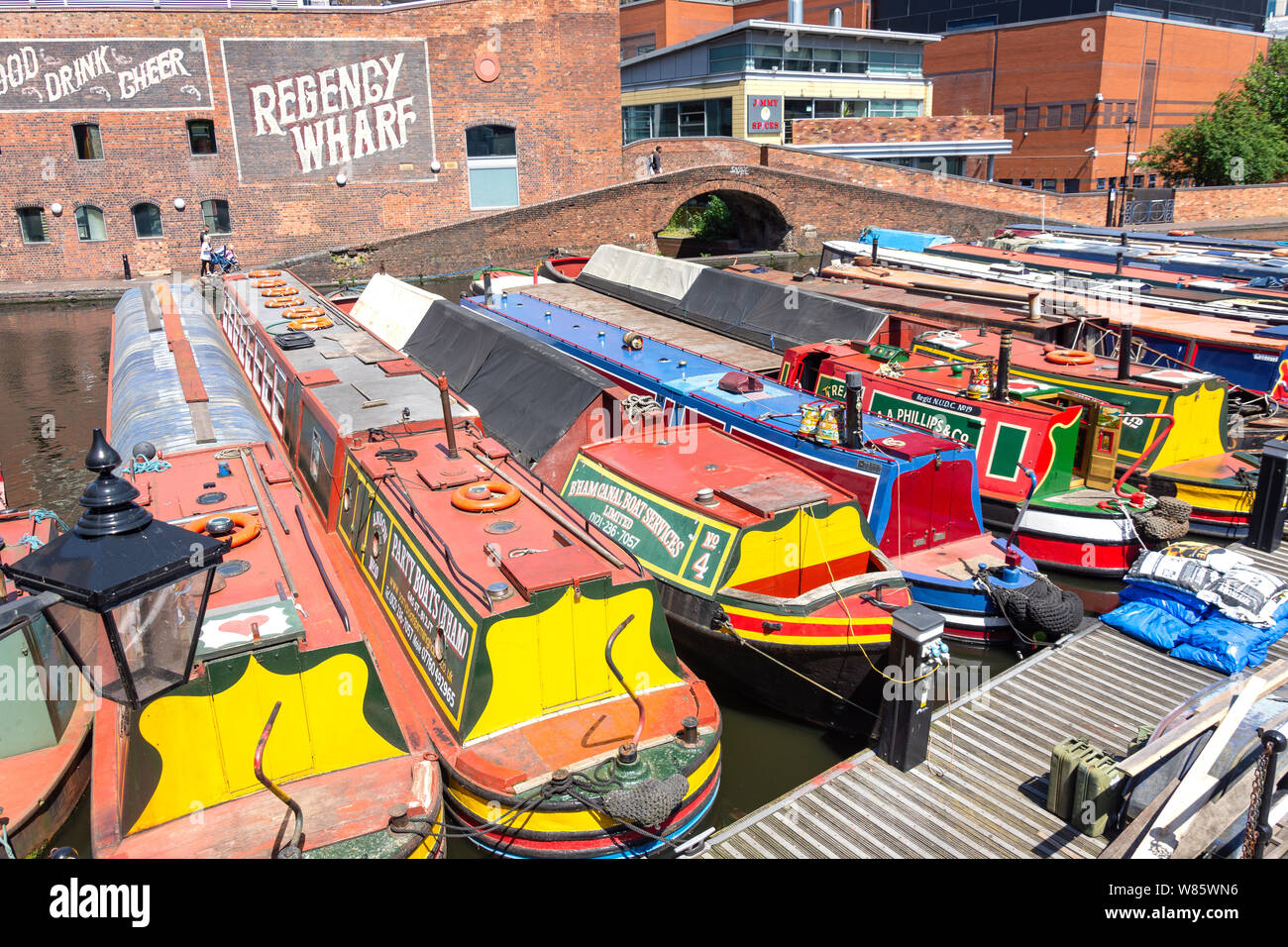 Ormeggiate barche del canale sulla Worcester e Birmingham Canal, Gas Street Basin, Birmingham, West Midlands, England, Regno Unito Foto Stock