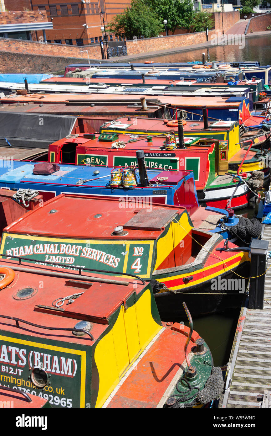 Ormeggiate barche del canale sulla Worcester e Birmingham Canal, Gas Street Basin, Birmingham, West Midlands, England, Regno Unito Foto Stock