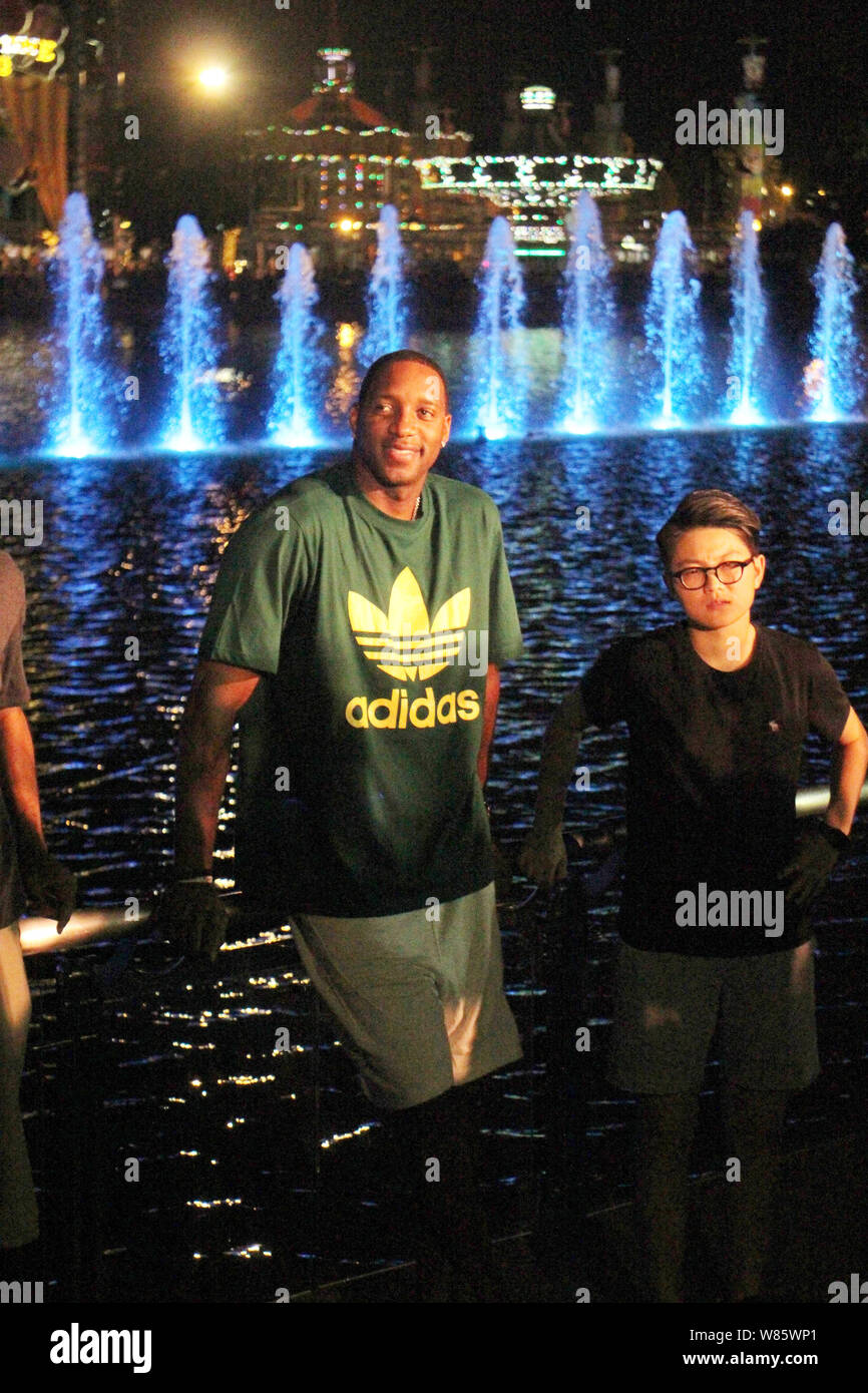 NBA star Tracy McGrady, sinistra, pone durante un evento di lancio per la fontana visualizza "Lago di illusioni" a Shanghai la Happy Valley theme park di Shangha Foto Stock
