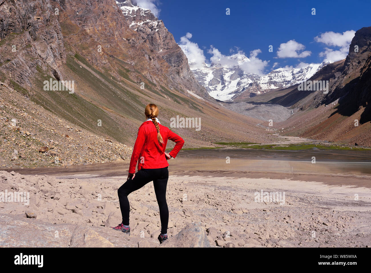 Vista sulla valle di Wakhan nel Pamir montagna. Vista dal campo al di sotto della parte superiore dei marchi, in Tagikistan, in Asia centrale Foto Stock