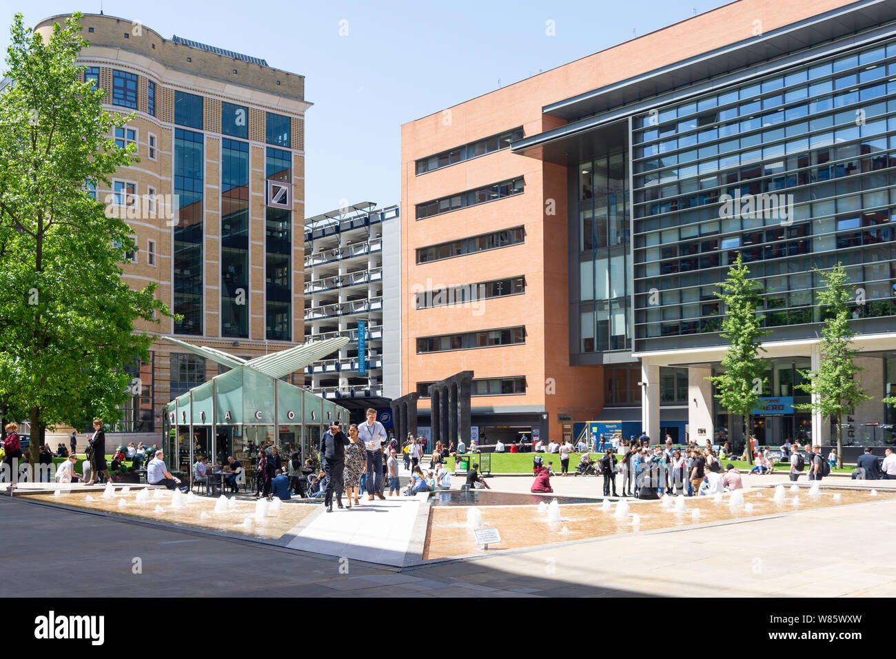 La piazza centrale, Brindleyplace, Westside District, Birmingham, West Midlands, England, Regno Unito Foto Stock