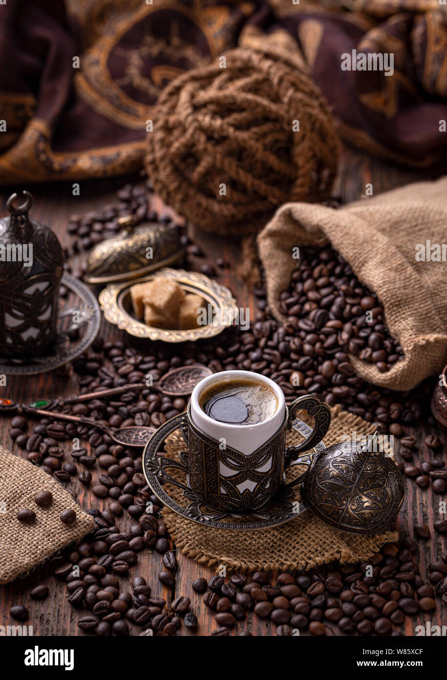 Il caffè turco in una bella piatti tradizionali Foto Stock