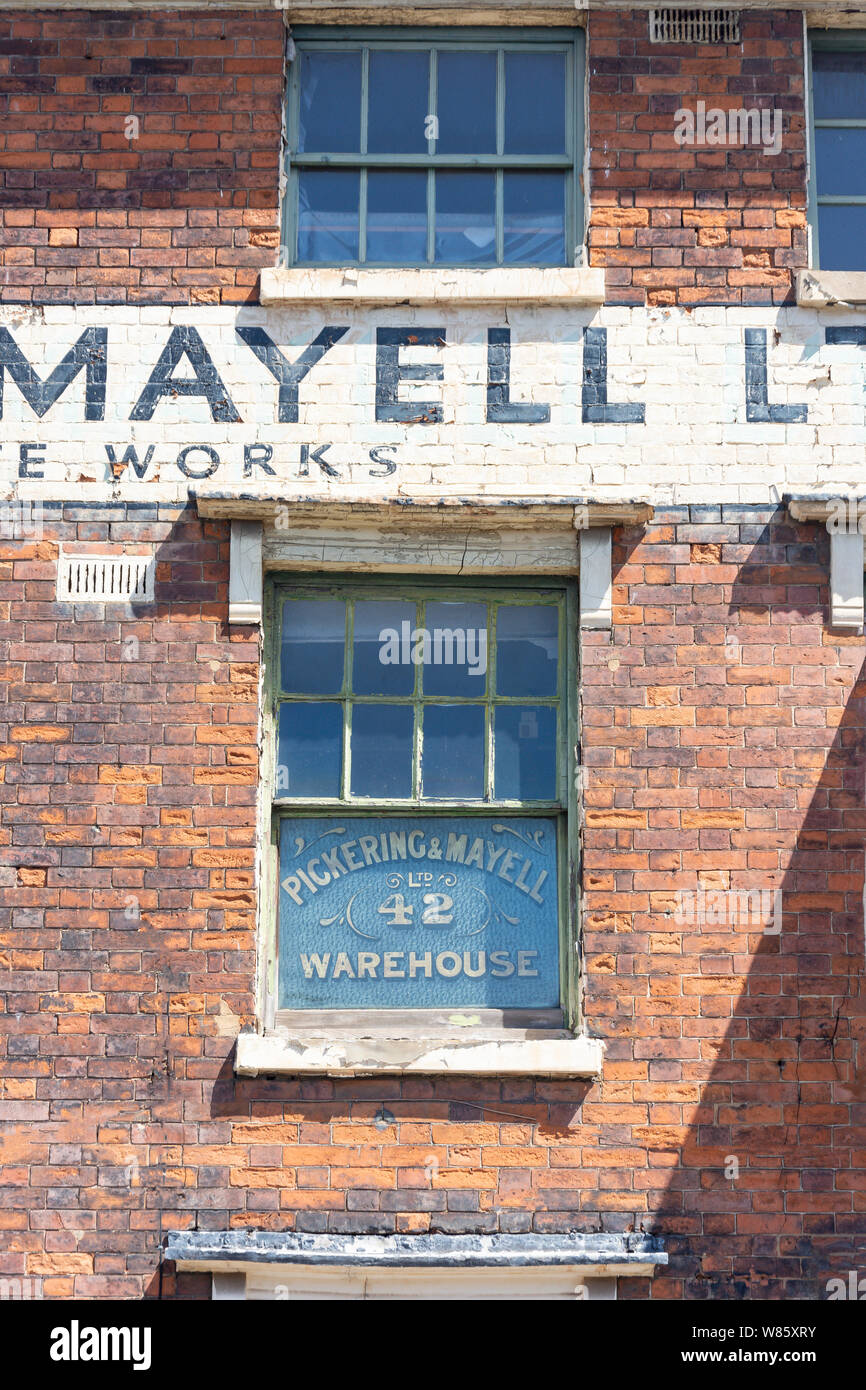 Il vecchio edificio adibito a magazzino facciata, Caroline Street, il Quartiere dei Gioiellieri, Birmingham, West Midlands, England, Regno Unito Foto Stock