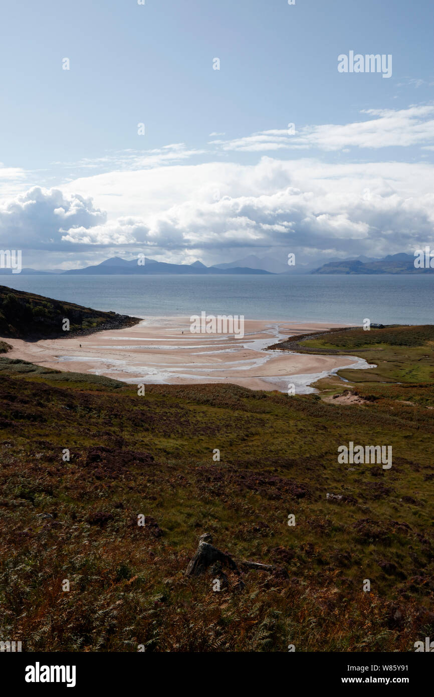 Vista dalla spiaggia di sabbia sulla penisola di Applecross attraverso il suono interno alle montagne Cuillin sull'Isola di Skye in Scozia. Foto Stock