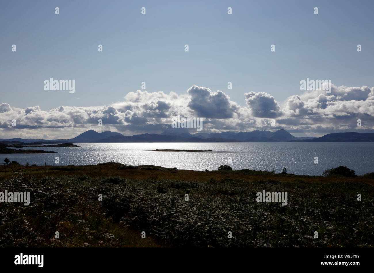 Vista dalla penisola di Applecross attraverso il suono interno alle montagne Cuillin sull'Isola di Skye in Scozia. Foto Stock