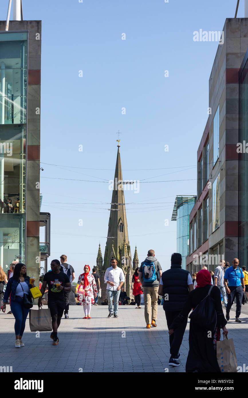 Via centrale che mostra Saint Martins guglia, la corrida, Birmingham, West Midlands, England, Regno Unito Foto Stock