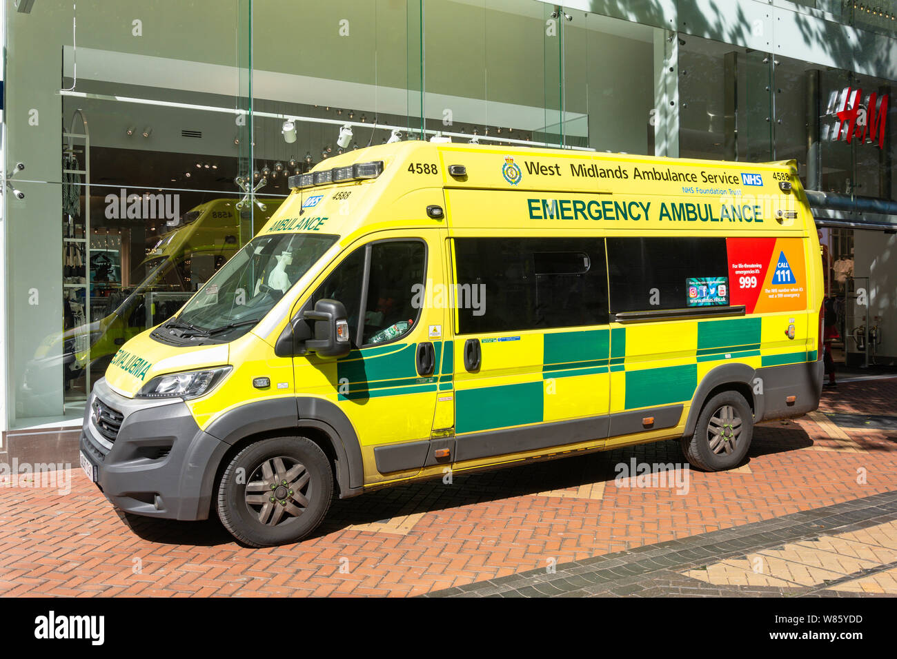 West Midlands Ambulance Service NHS ambulanza emergenza, New Street di Birmingham West Midlands, England, Regno Unito Foto Stock