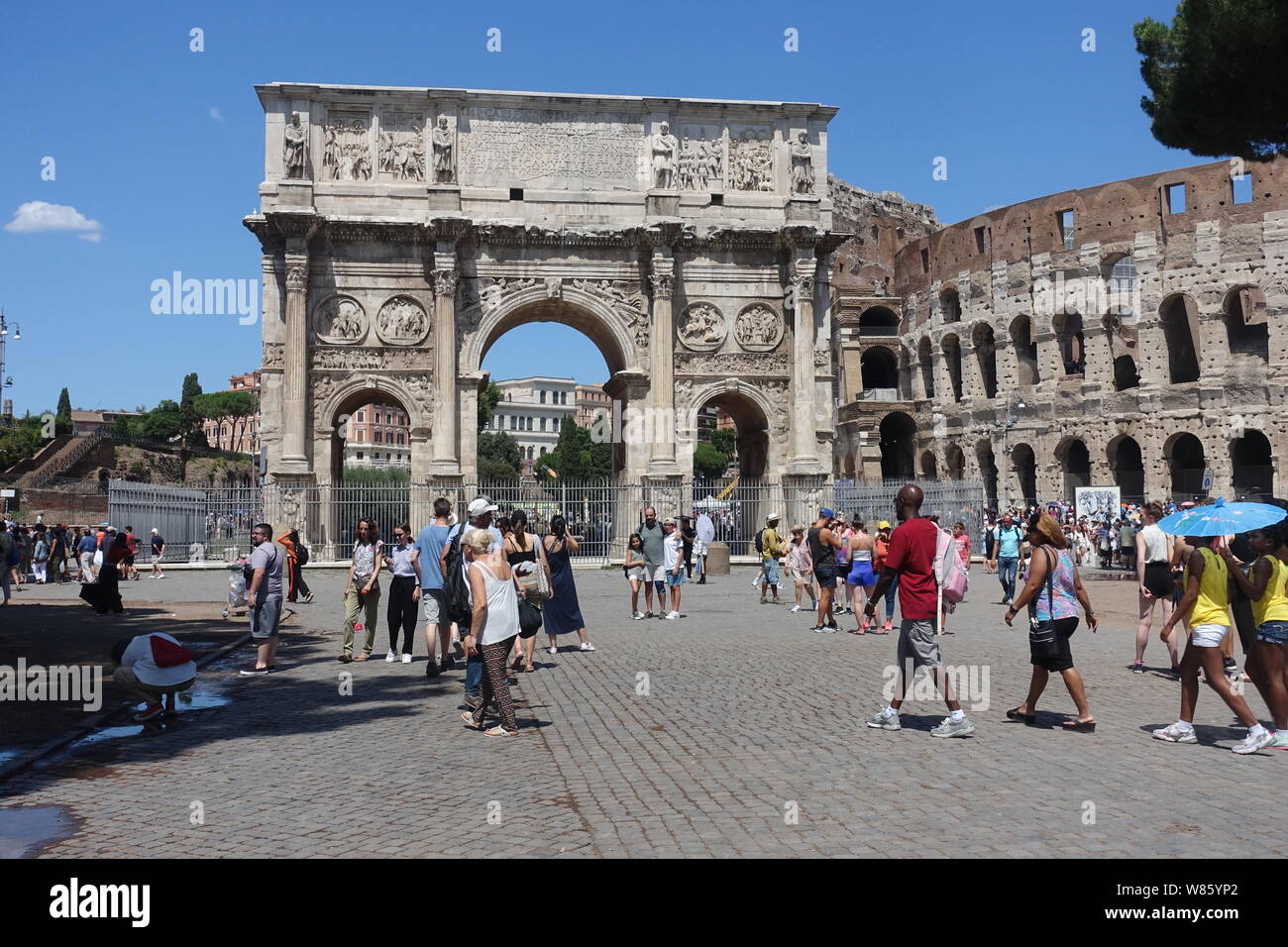 Romem, Italia - Agosto 2019 - i turisti di visitare l'area accanto al Colosseo in una calda giornata estiva. Foto Stock