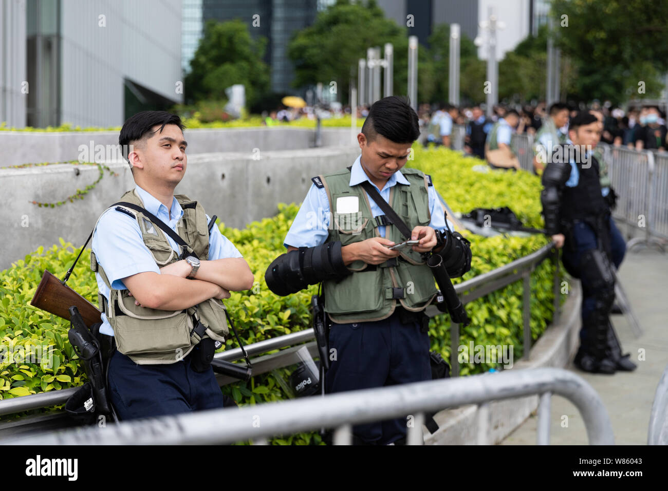 12 giugno 2019 durante un Anti extradition bill protesta al di fuori degli uffici governativi nella Admiralty. Polizia con gas lacrimogeni lanciatori di proteggere l'edificio del consiglio legislativo. Foto Stock
