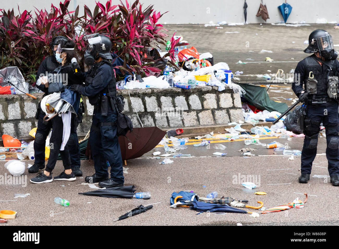 12 giugno 2019 durante un Anti extradition bill protesta al di fuori degli uffici governativi nella Admiralty. Polizia arresto di un manifestante su una strada principale al di fuori degli uffici governativi. Foto Stock