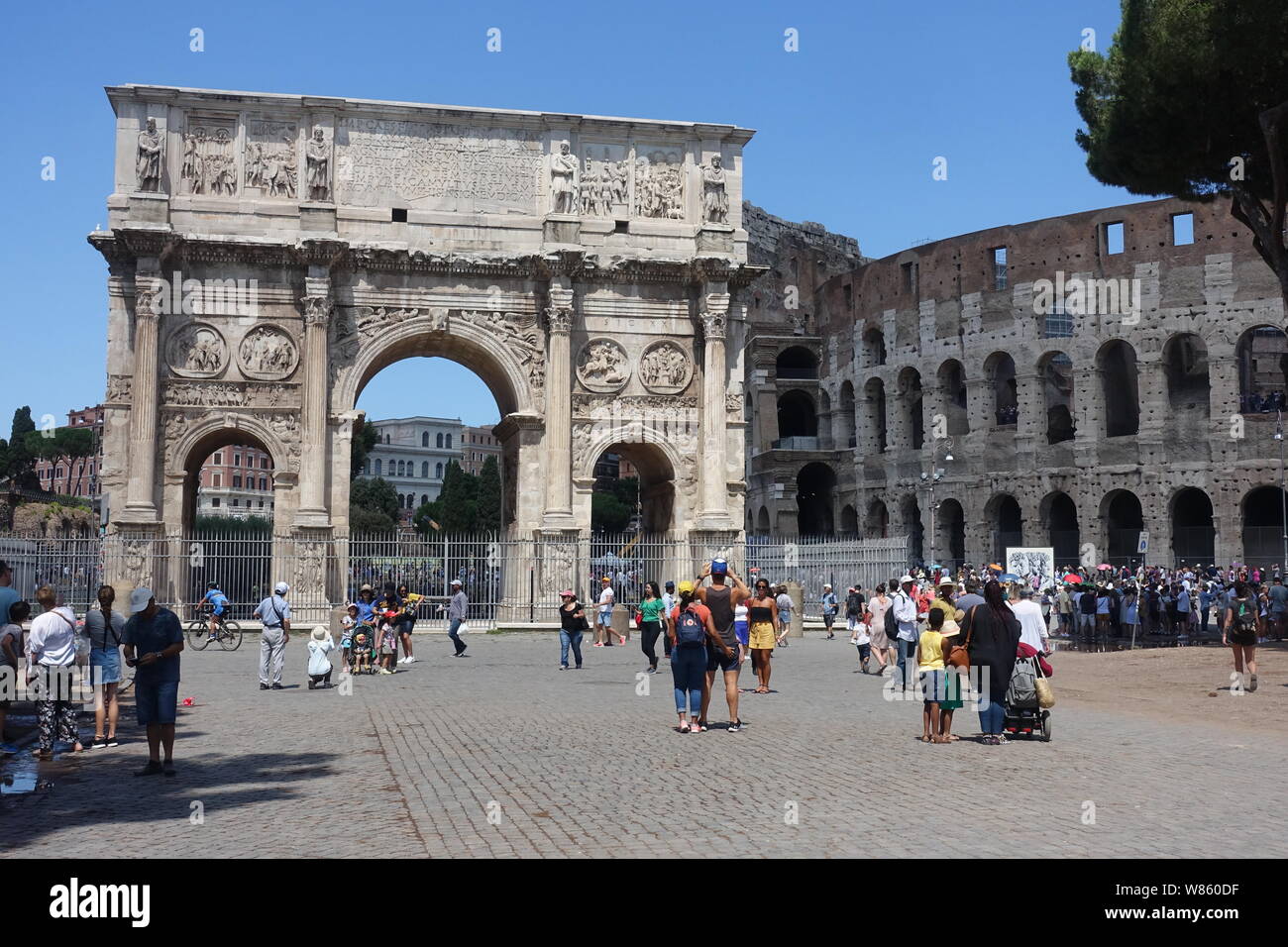 Romem, Italia - Agosto 2019 - i turisti di visitare l'area accanto al Colosseo in una calda giornata estiva. Foto Stock