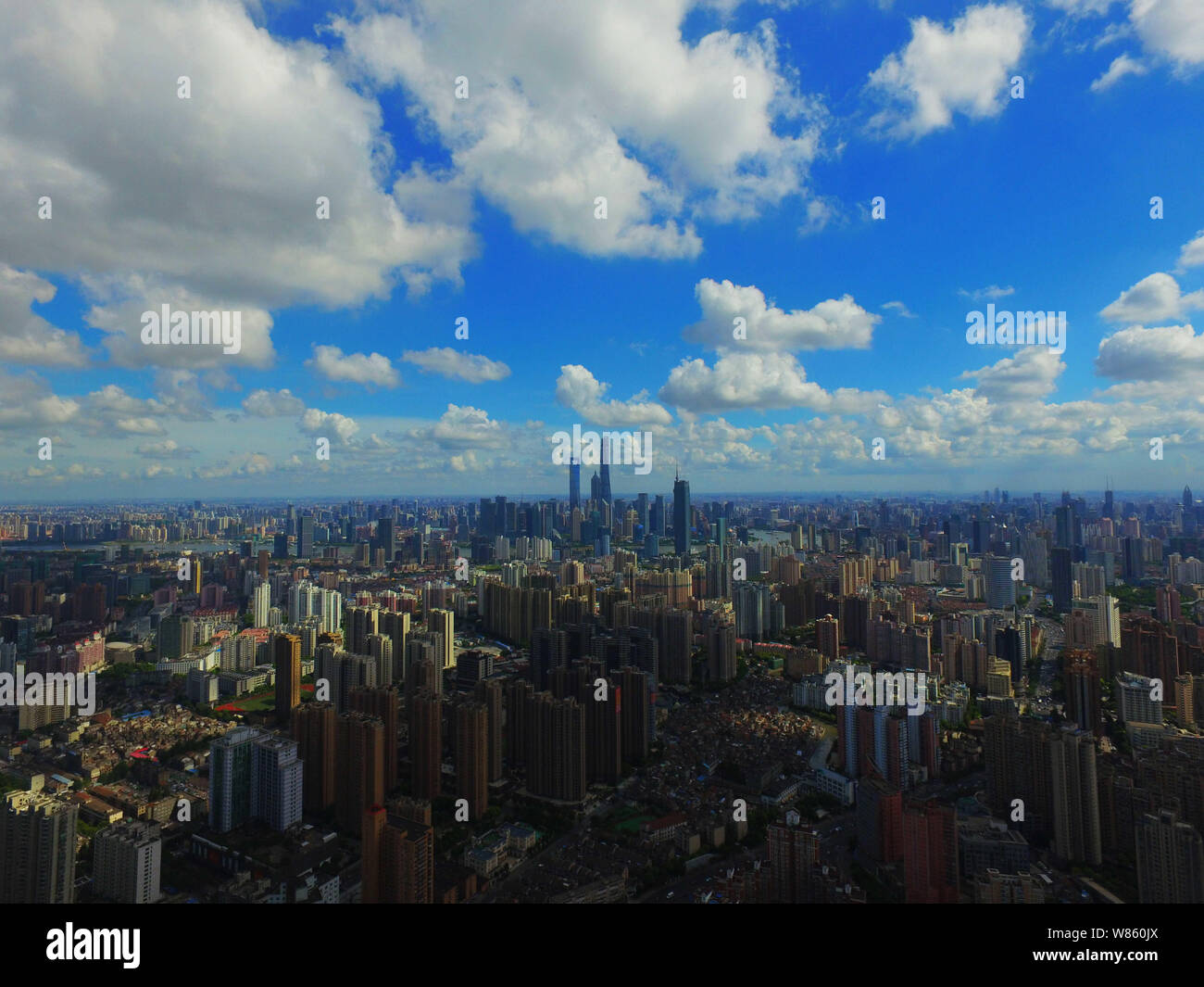 Skyline del Quartiere Finanziario di Lujiazui con la Shanghai Tower, più alti, il World Financial Center di Shanghai, il secondo più alto e altri alto Foto Stock