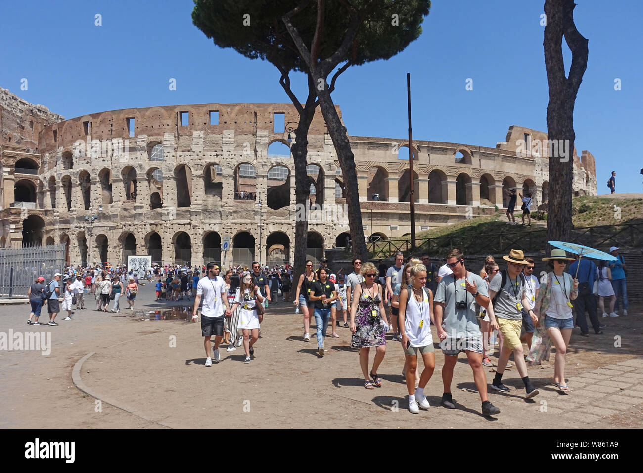 Romem, Italia - Agosto 2019 - i turisti di visitare l'area accanto al Colosseo in una calda giornata estiva. Foto Stock