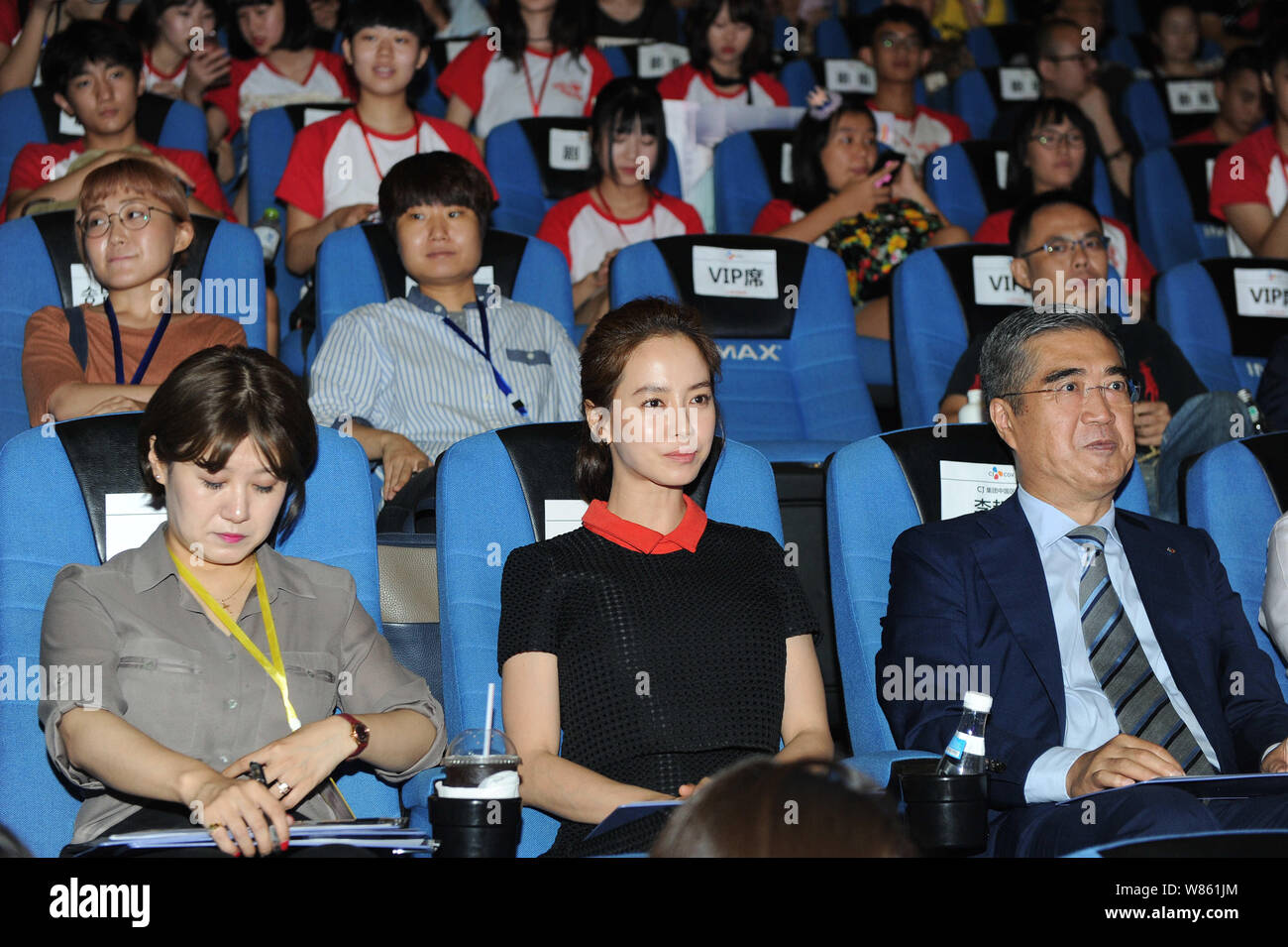 Sud attrice coreana Cheon Seong-im, centro, meglio noto con il suo nome di fase Song Ji-hyo partecipa alla cerimonia di chiusura e la premiere del film clas Foto Stock