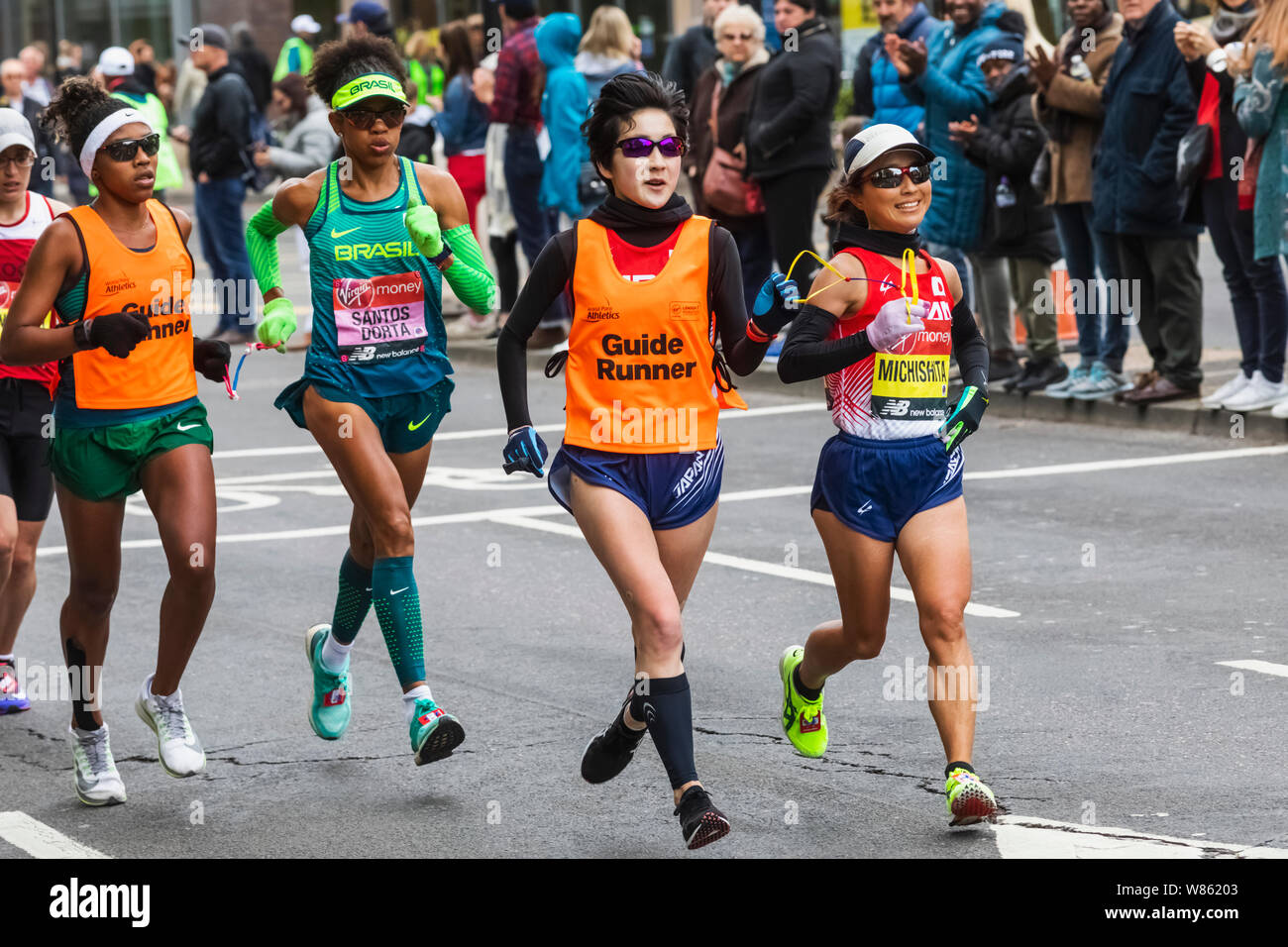 Inghilterra, London, London Marathon 2019, Giapponese Non Vedenti Runner Misato Michishita Foto Stock