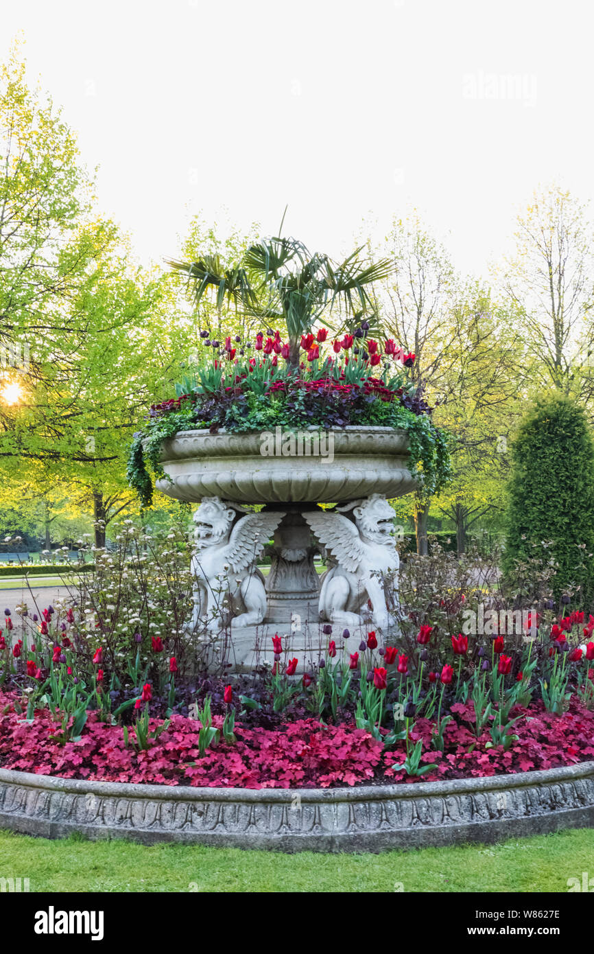 Inghilterra, Londra, Regent's Park Avenue Gardens, la torrefazione Tazza Griffin (Lion vaso) e fiori di primavera Foto Stock