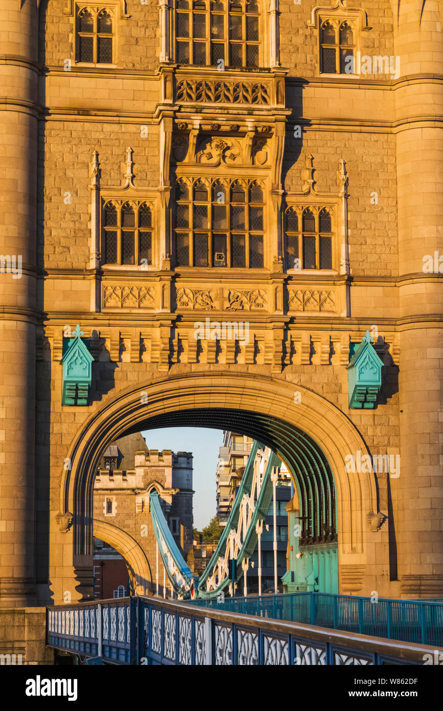 Inghilterra, Londra, dettaglio del Tower Bridge senza traffico Foto Stock