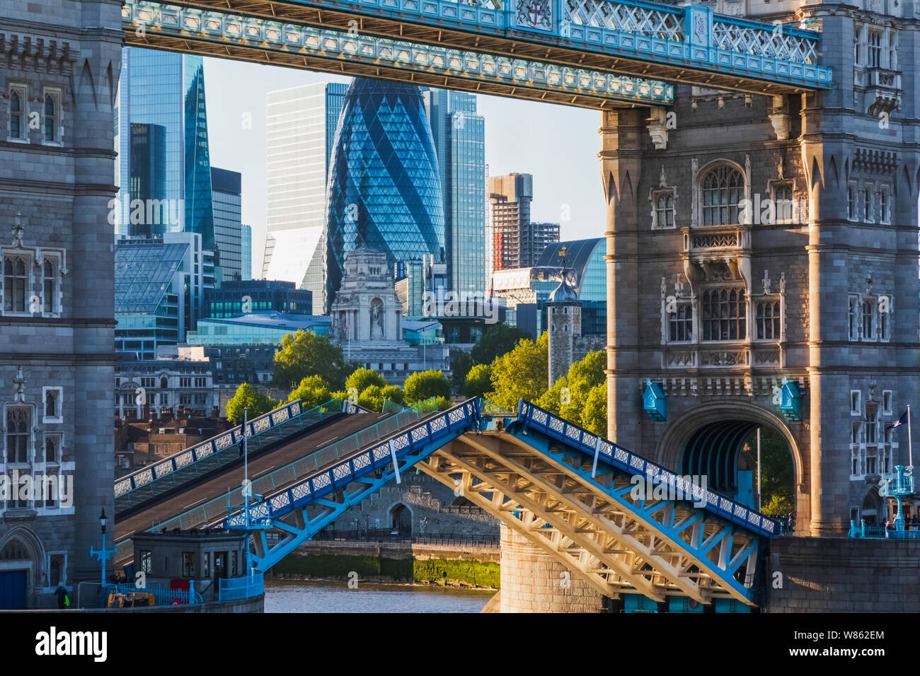 Inghilterra, Londra, il Tower Bridge, Close-up di ponte aperto e dello skyline della città Foto Stock