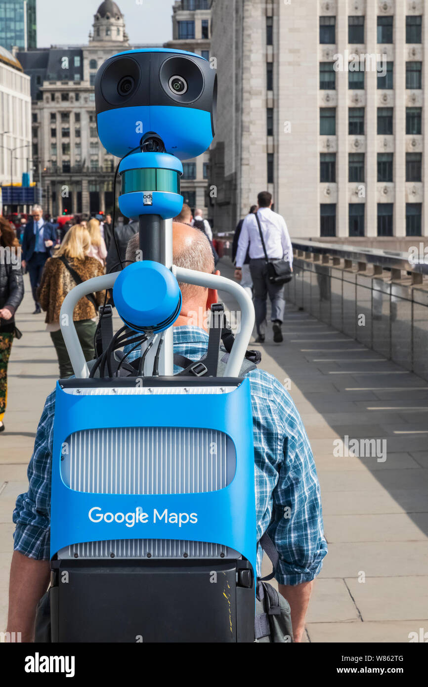 Inghilterra, Londra, uomo che porta 360 grado fotocamera per Google la mappatura a livello stradale Foto Stock