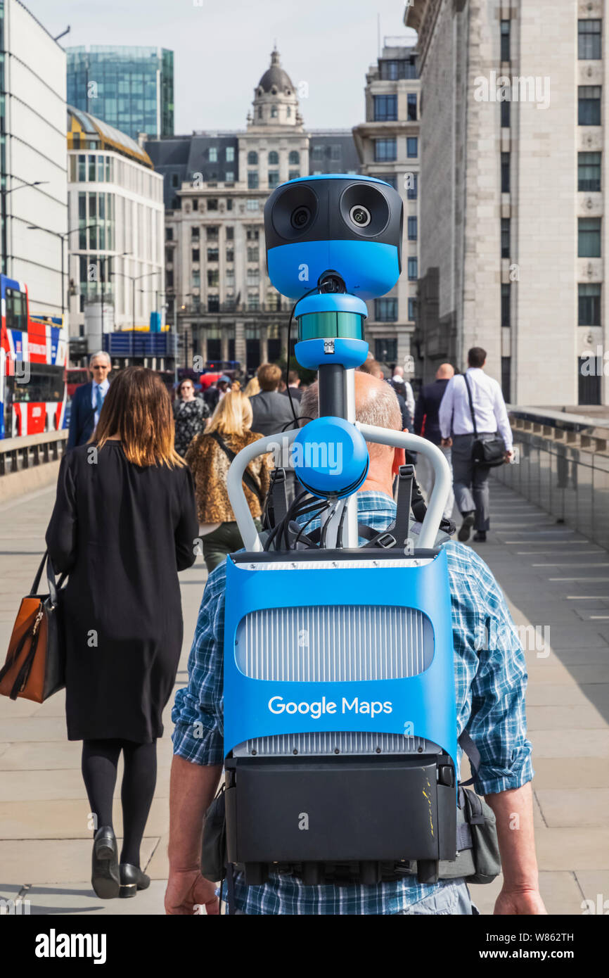 Inghilterra, Londra, uomo che porta 360 grado fotocamera per Google la mappatura a livello stradale Foto Stock