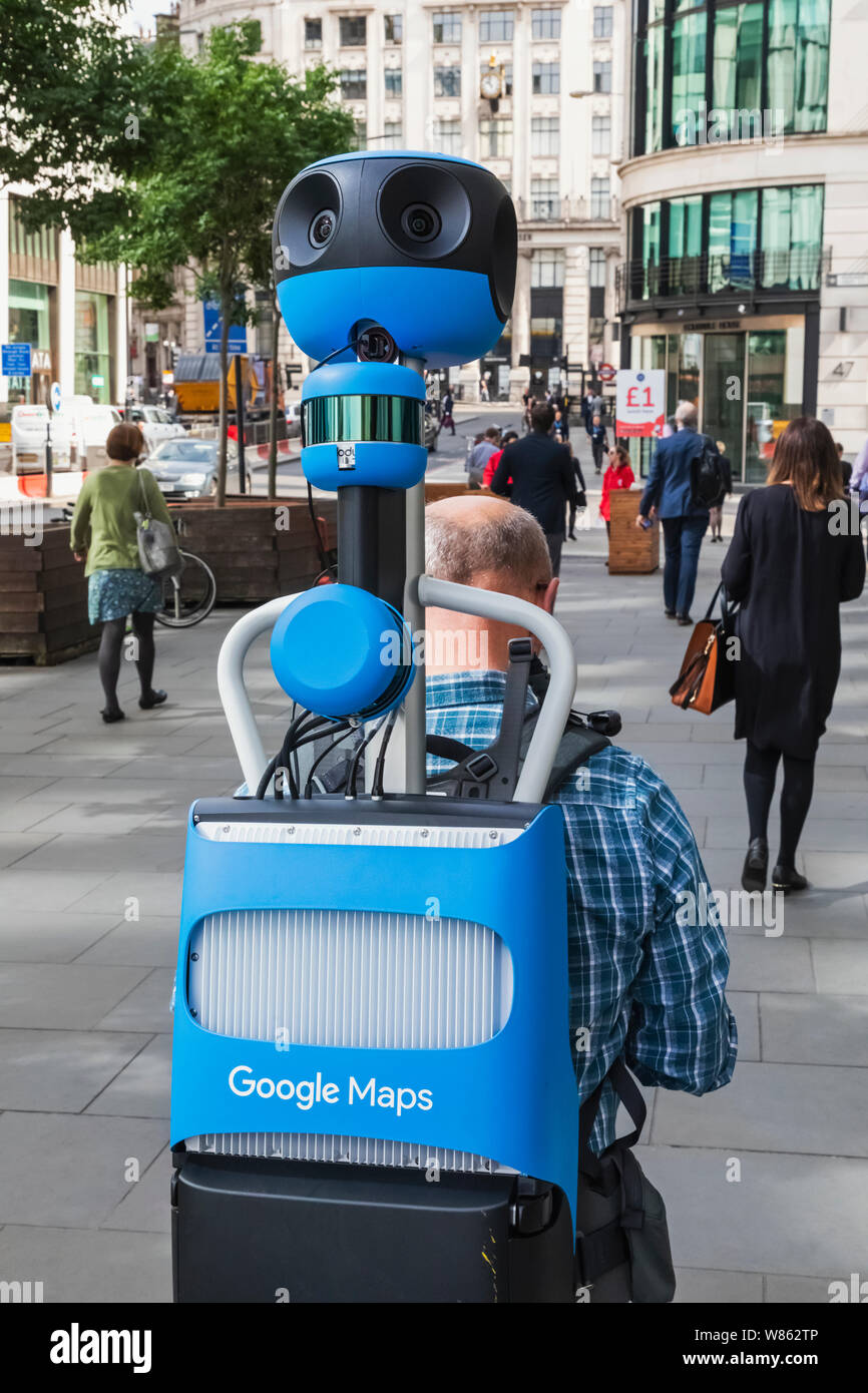 Inghilterra, Londra, uomo che porta 360 grado fotocamera per Google la mappatura a livello stradale Foto Stock