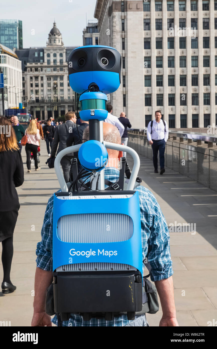 Inghilterra, Londra, uomo che porta 360 grado fotocamera per Google la mappatura a livello stradale Foto Stock