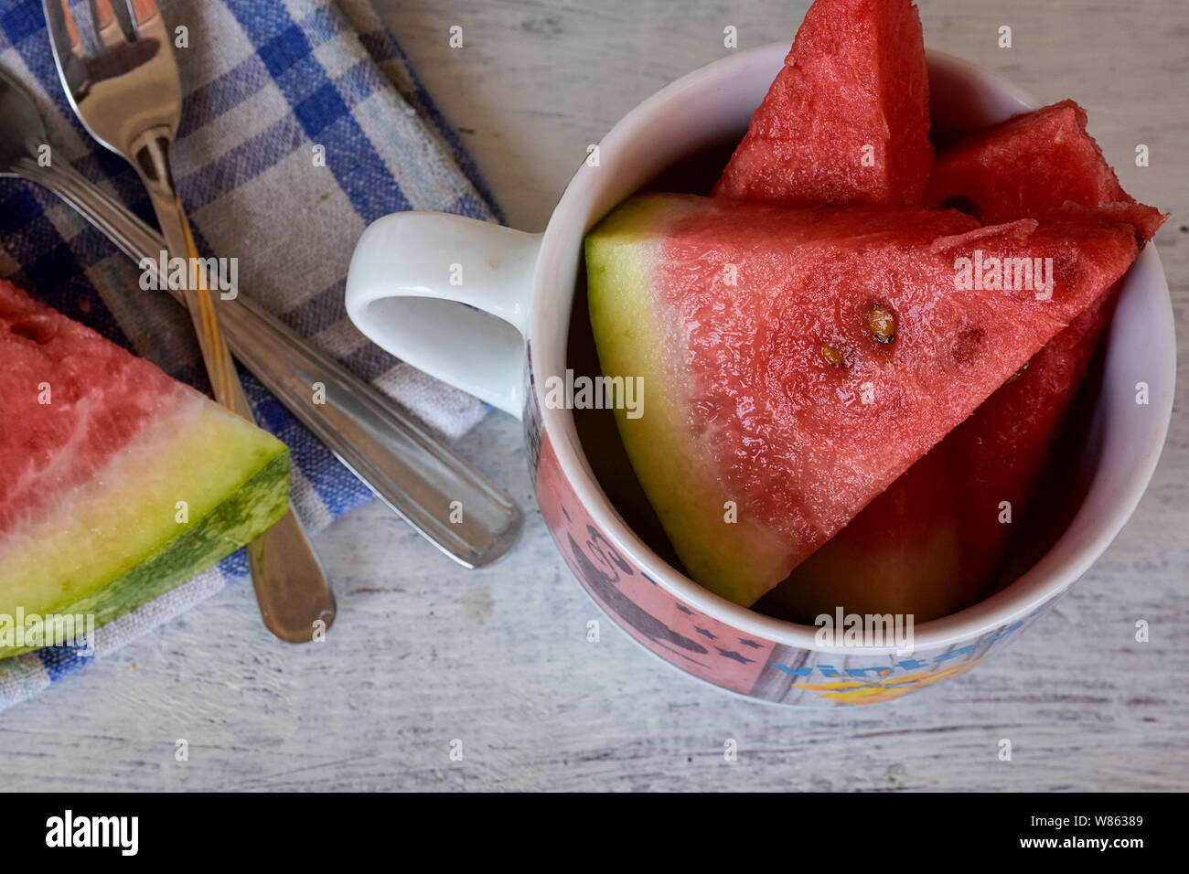 Primo piano di gustose fette di cocomero/ fresca anguria succosa frutta/ Closeup still life fotografia di cibo - Immagine Foto Stock