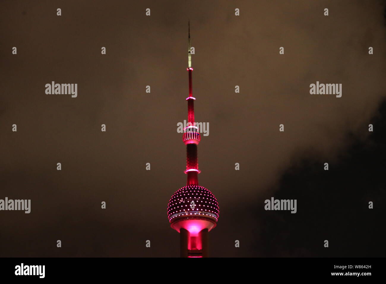 La Oriental Pearl TV Tower è illuminato in rosso per celebrare Shanghai subacqueo nativo Wu Minxia conquistando la sincronizzata a 3 metro trampolino di lancio con la sua p Foto Stock