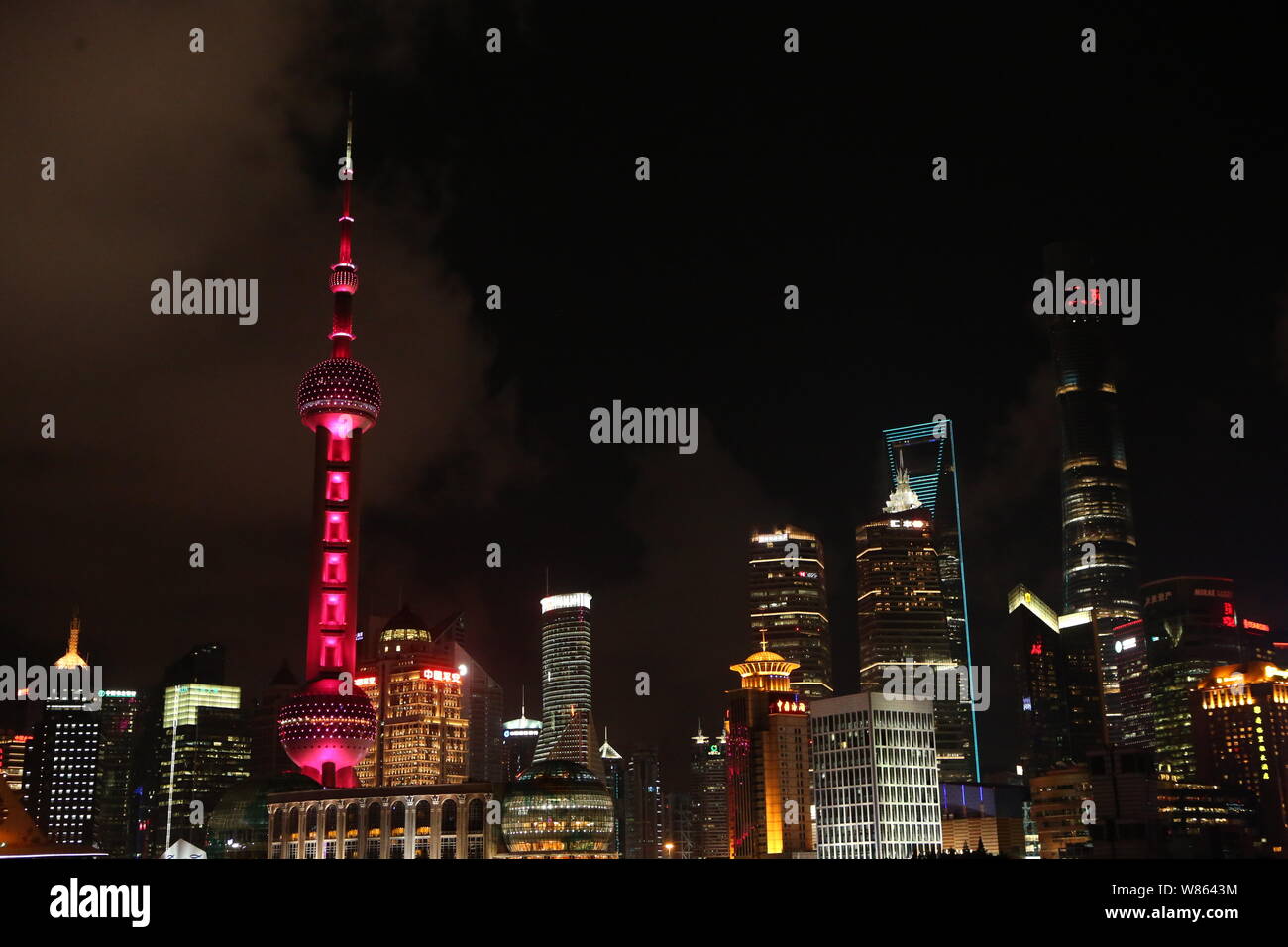 La Oriental Pearl TV Tower è illuminato in rosso accanto agli altri grattacieli per celebrare Shanghai subacqueo nativo Wu Minxia vincendo il sincronizzati 3-me Foto Stock