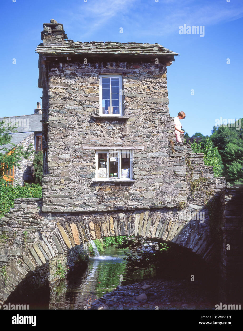 Il XVII secolo Old Bridge House, Ambleside, Parco Nazionale del Distretto dei Laghi, Cumbria, England, Regno Unito Foto Stock
